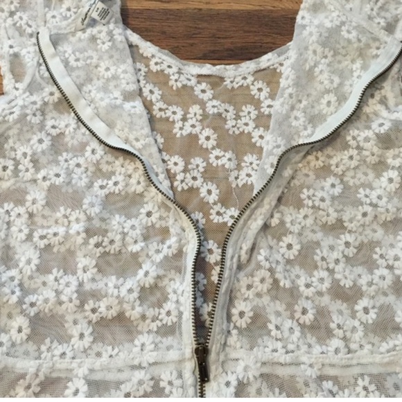 American Eagle Outfitters Cream Sheet Floral Embroidered Peplum Top, Medium - Picture 4 of 5